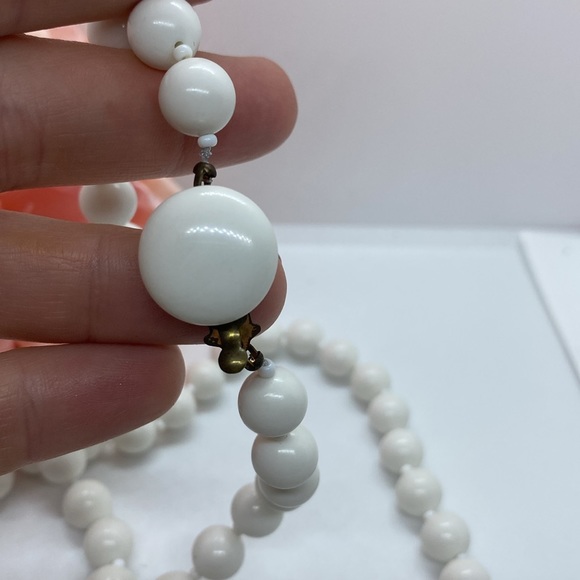 Vintage white stamped JAPAN necklace with clip clasp - Picture 4 of 7